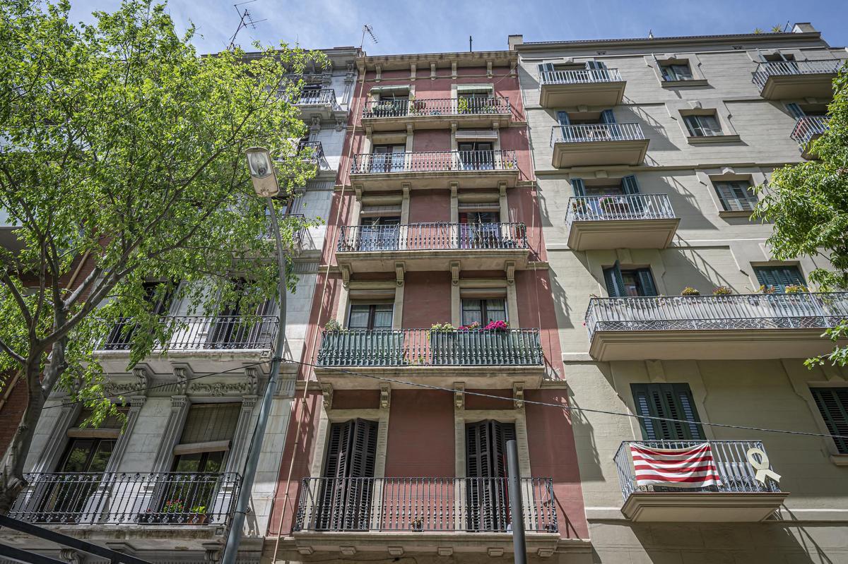 L’Ajuntament de Barcelona compra 11 pisos a Consell de Cent per fer-los públics