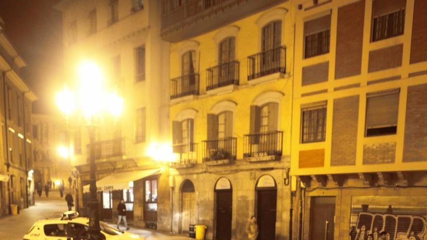Dos jóvenes, multados con sanciones de hasta 1.500 euros por orinar en la calle