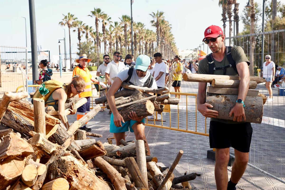 Reparto de leña para la noche de San Juan en València Reparto de leña para la noche de San Juan en València