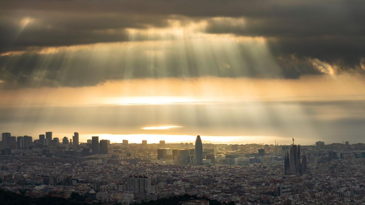 Nubes bajas y rayos crepusculares