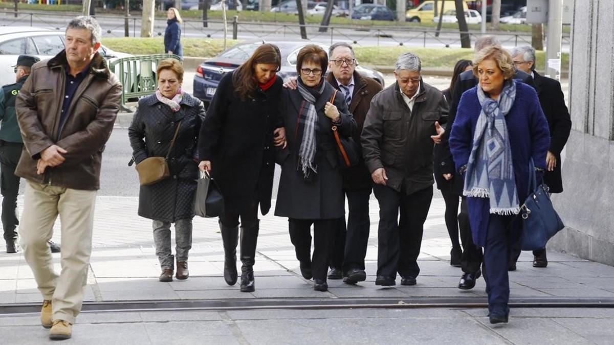 Familiares de las víctimas del Yak-42 llegan a Defensa, el pasado 10 de enero, para reunirse con la ministra María Dolores de Cospedal.