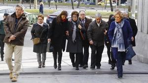 Familiares de las víctimas del Yak-42 llegan a Defensa, el pasado 10 de enero, para reunirse con la ministra María Dolores de Cospedal. 