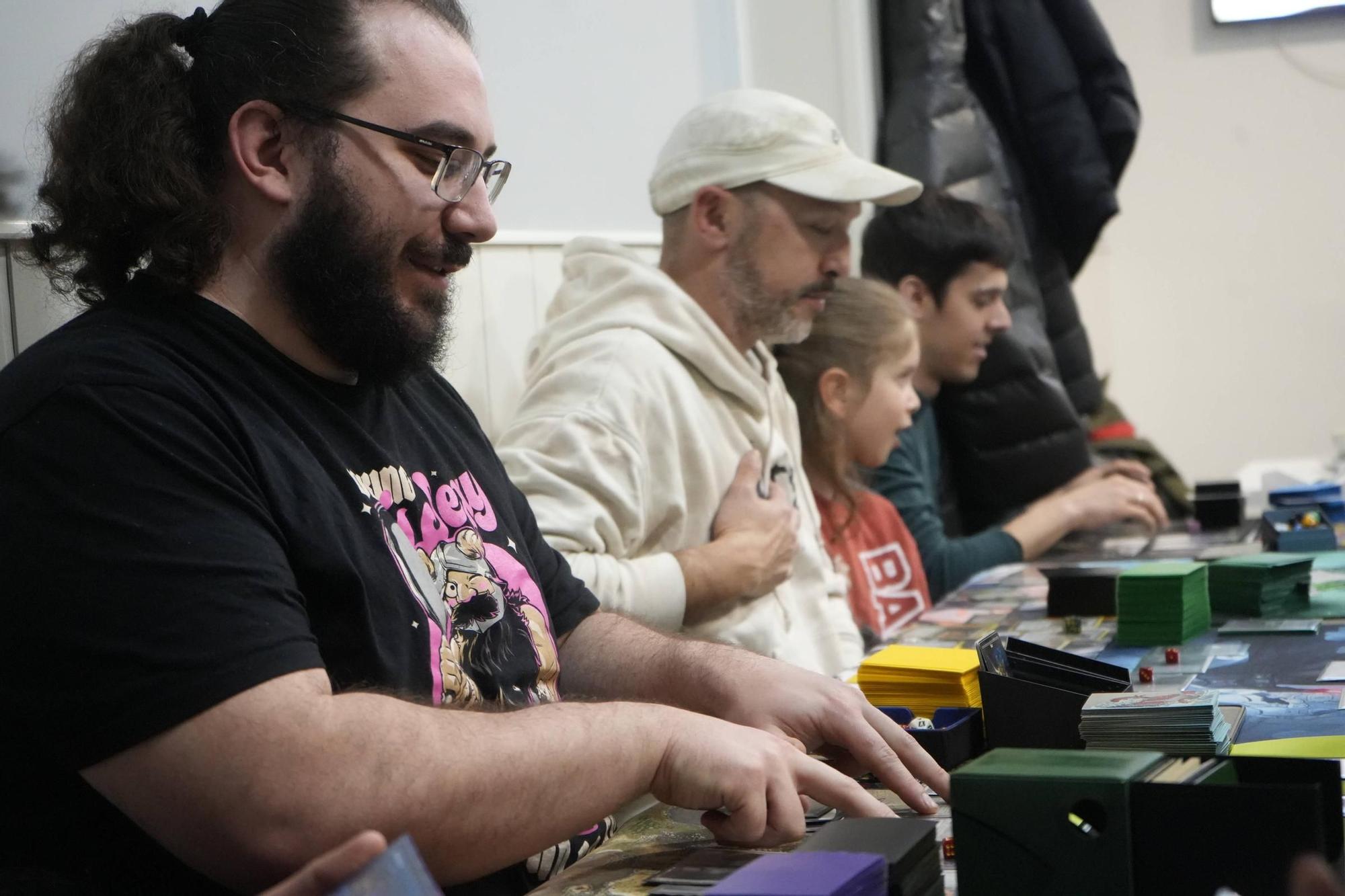 Grupo de juego de cartas Commander casual Magic the Gathering en Zamora