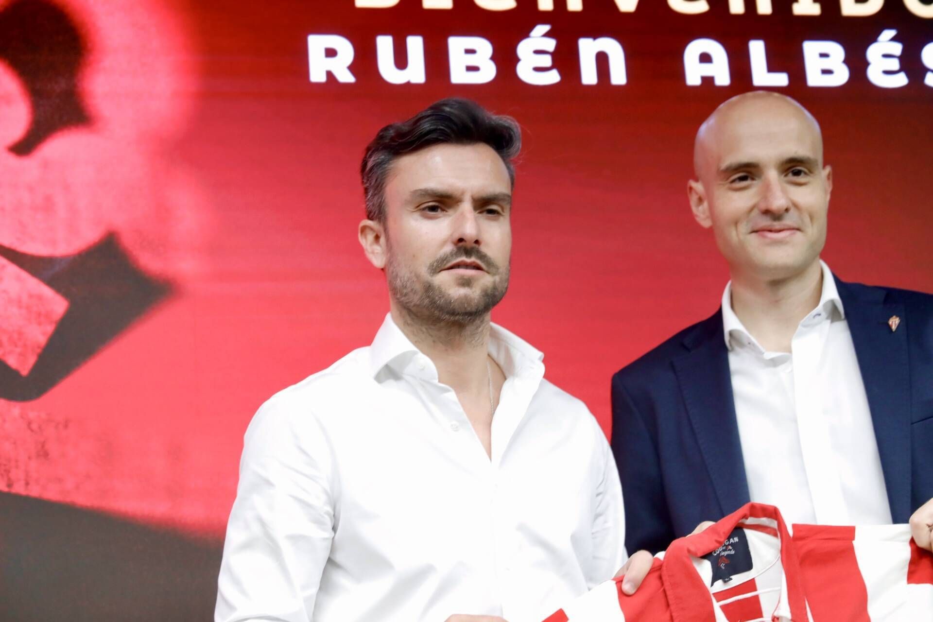 La llegada a Asturias este lunes de Rubén Albés como nuevo entrenador del Sporting acelerará los procesos pendientes, tanto de cesiones como de incorporaciones paralizadas hasta el fichaje del nuevo técnico, que ya está al tanto de las intenciones del club.

