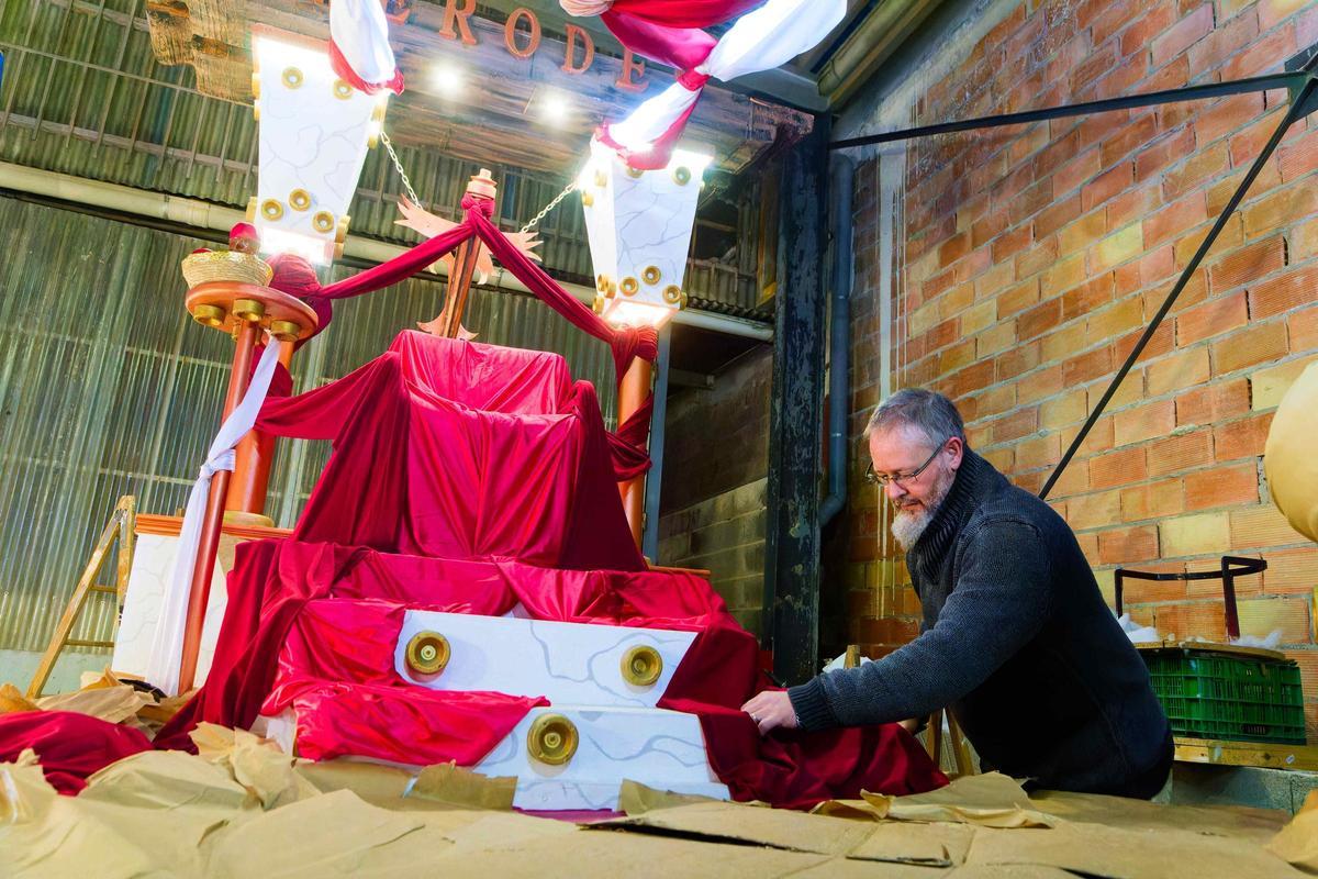 Fotos de los preparativos de las carrozas de la Cavalcada de Reis en Vila-real