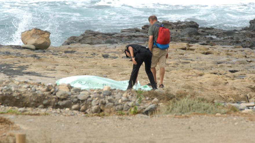 Una alemana fallece por el fuerte  oleaje en la playa de Bocabarranco