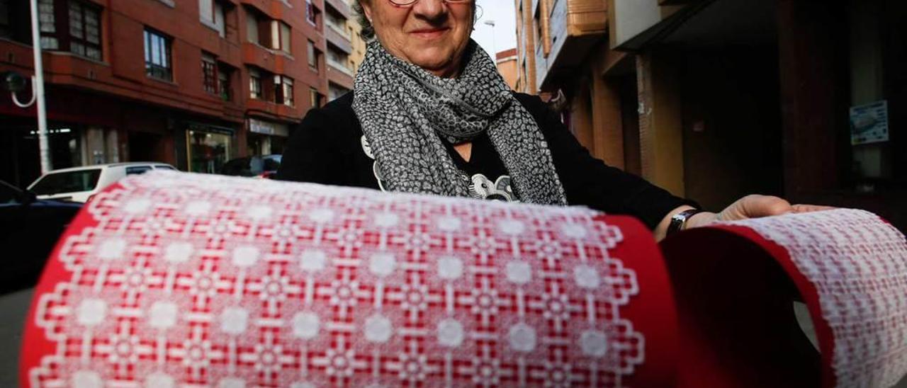 Toña Fernández muestra dos puñetas de malla de Luanco, ayer, en la calle Hermanos González Blanco.