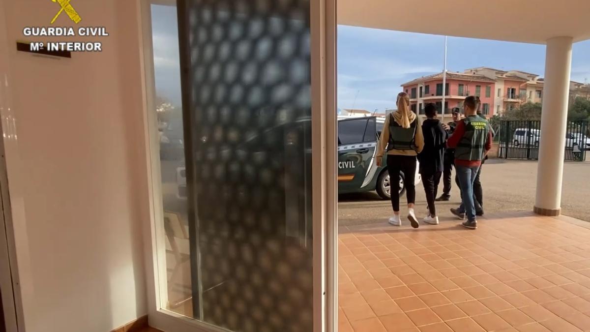 Agentes de la Guardia Civil custodian al joven detenido.