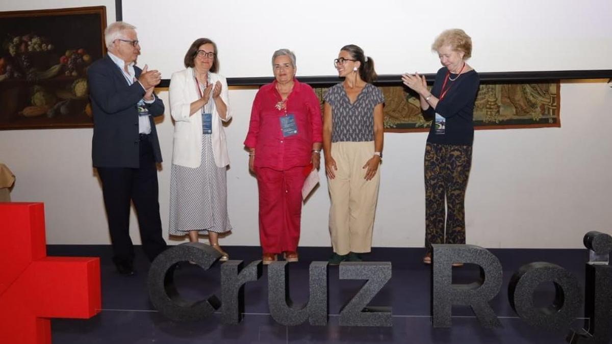 María Jesús Andújar, recibiendo la medalla.