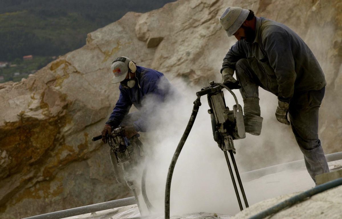 Trabajadores en una cantera de O Porriño.