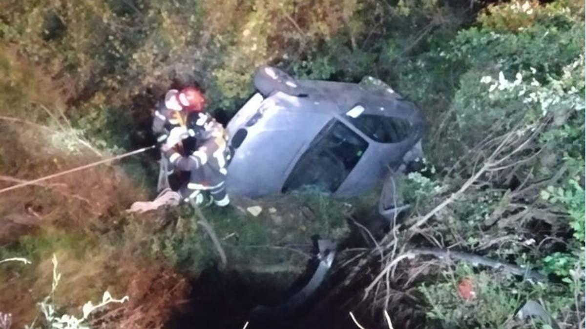 Rescate de los ocupantes de un vehículo que ha caído en el barranco del camino de Sant Llàtzer, en Nou Barris