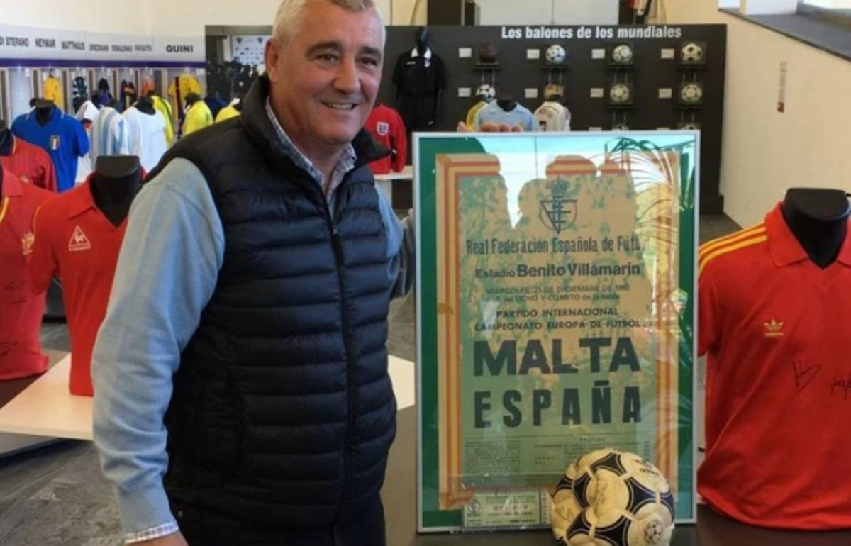 Rincón posa con el cartel del España-Malta, en el que marcó cuatro goles
