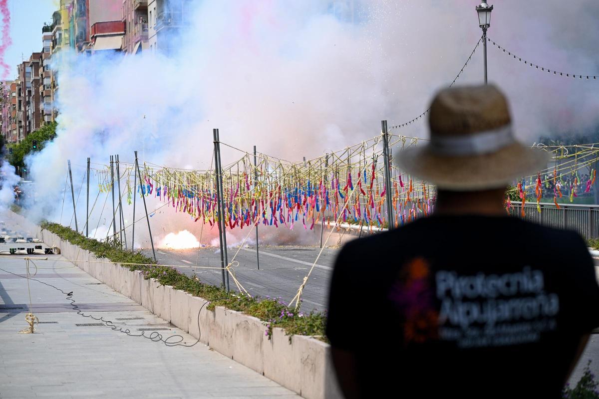 Las mejores imágenes de la mascletà de Pirotécnia La Alpujarreña en el Puente de Altamira de Elche Las mejores imágenes de la mascletà de Pirotécnia La Alpujarreña en el Puente de Altamira de Elche