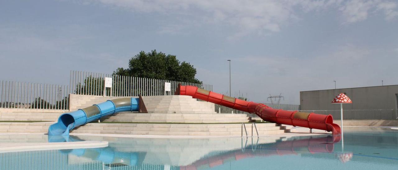 La piscina municipal de Alberic mantuvo sus puestas cerradas ayer. | LEVANTE-EMV