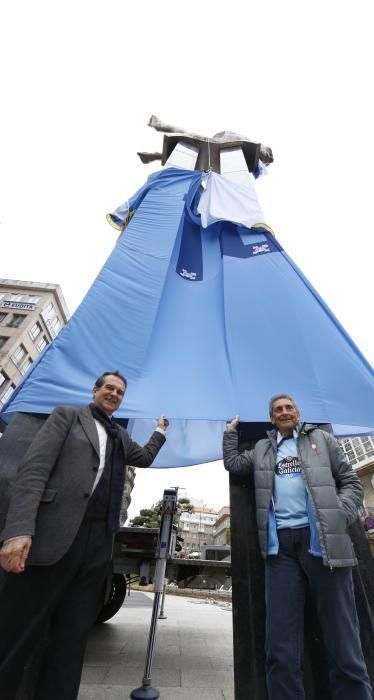 Caballero y Mouriño visten de celeste al Sireno con la camiseta "Vigo sempre co Celta"