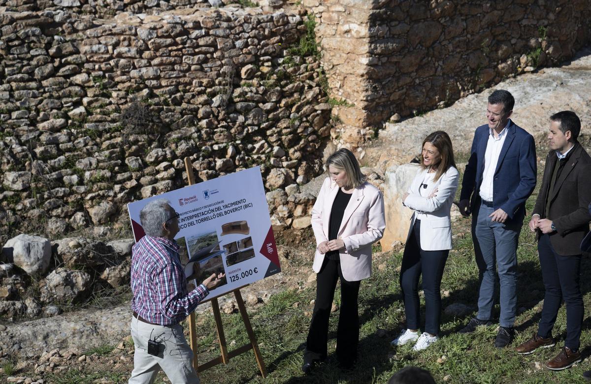 Marta Barrachina, María Tormo, Alejandro Clausell y Héctor Folgado, atendiendo las explicaciones, en un yacimiento en Almassora.
