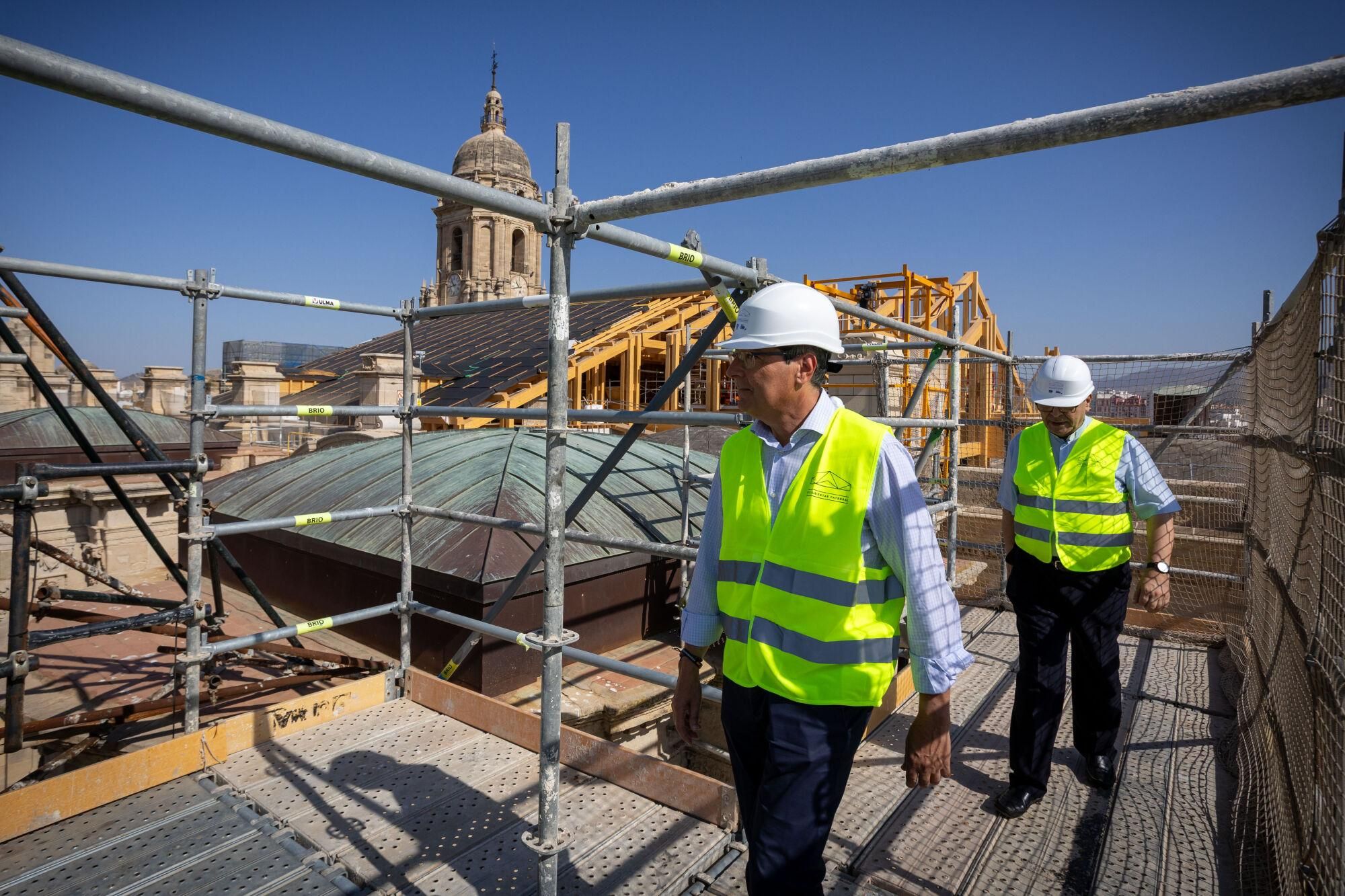 Visita institucional a las obras del tejado de la Catedral del presidente de la Diputación, Francisco Salado; junto con el obispo emérito, Jesús Catalá; el presidente de la Fundación Unicaja, José Manuel Domínguez; y los arquitectos del proyecto Juan Manuel Sánchez La Chica y Adolfo de la Torre Prieto