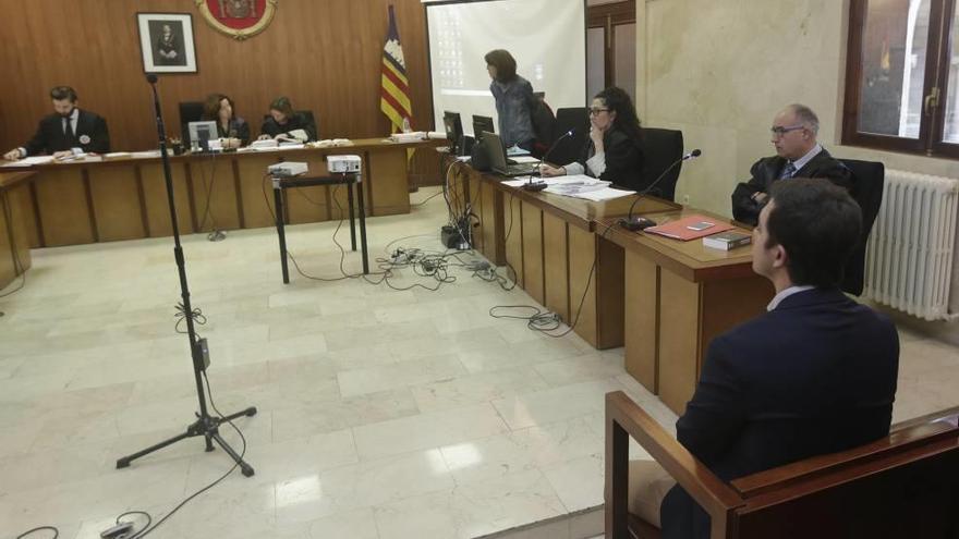 El monitor del colegio de Palma acusado de abusos sexuales continuados, de 31 años, ayer durante el juicio en la Audiencia.