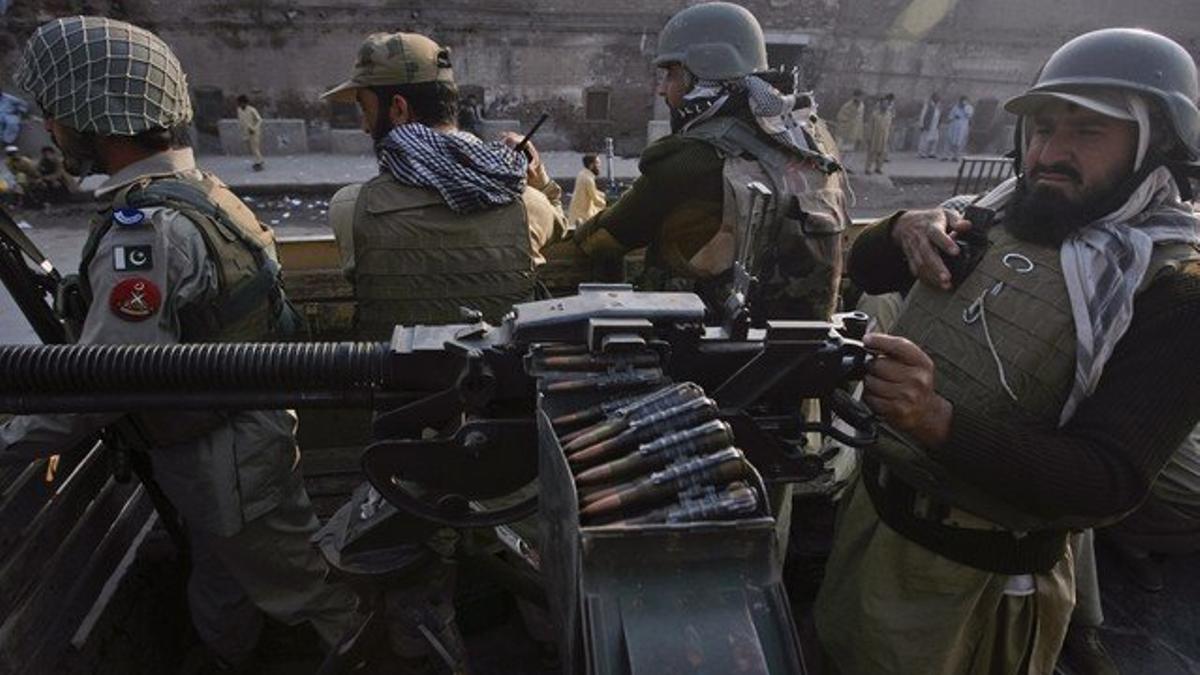Las fuerzas paramilitares patrullan por las calles de Peshawar