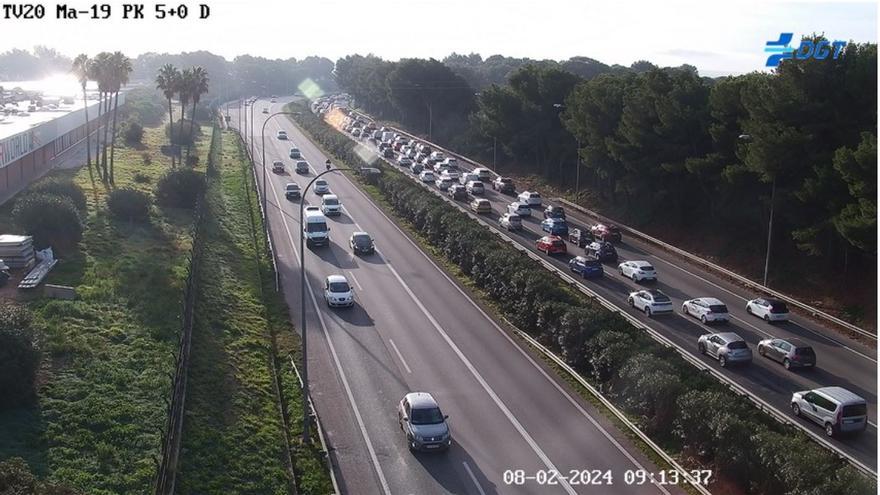 Atascos kilométricos en Vía de Cintura por las obras en un carril de la autopista de Llucmajor