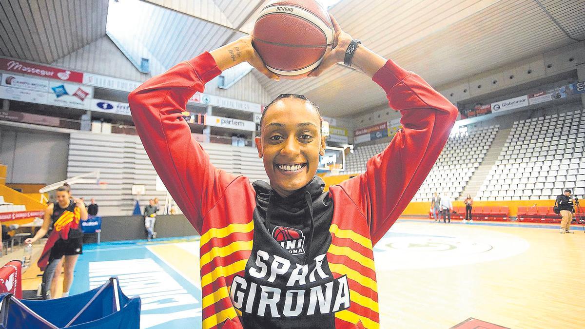 La jugadora nord-americana de l’Spar Girona, Brittney Sykes, ahir després de l’entrenament.