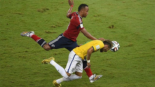 La brutal entrada de Zúñiga a Neymar