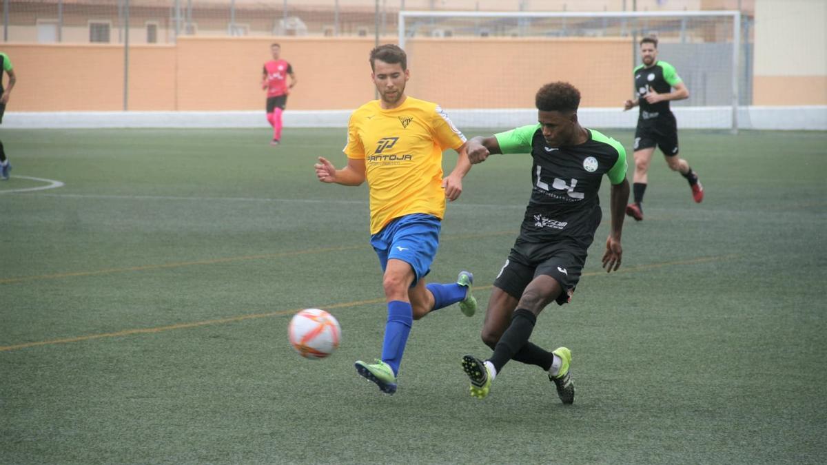 El argelino Mustafá Troncoso, en una acción del Tomares-Ciudad de Lucena.