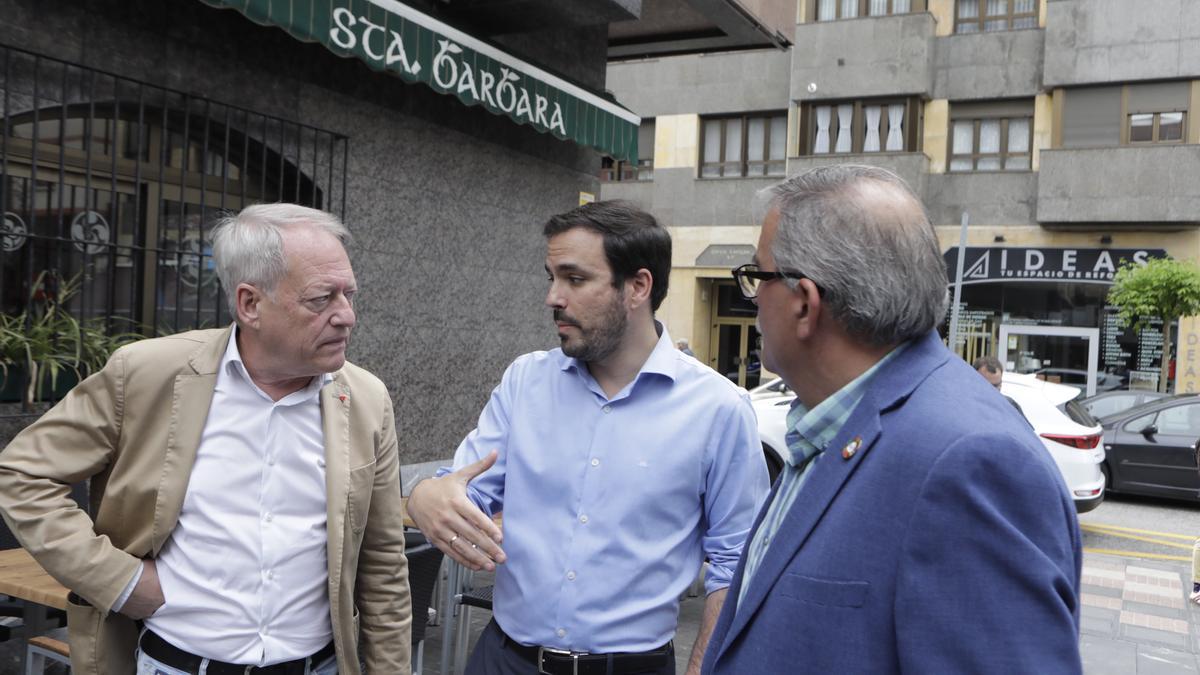 Alberto Garzón, en el centro, con el alcalde de Mieres, Aníbal Vázquez, a la derecha y Aurelio Martín, concejal de IU en Gijón.