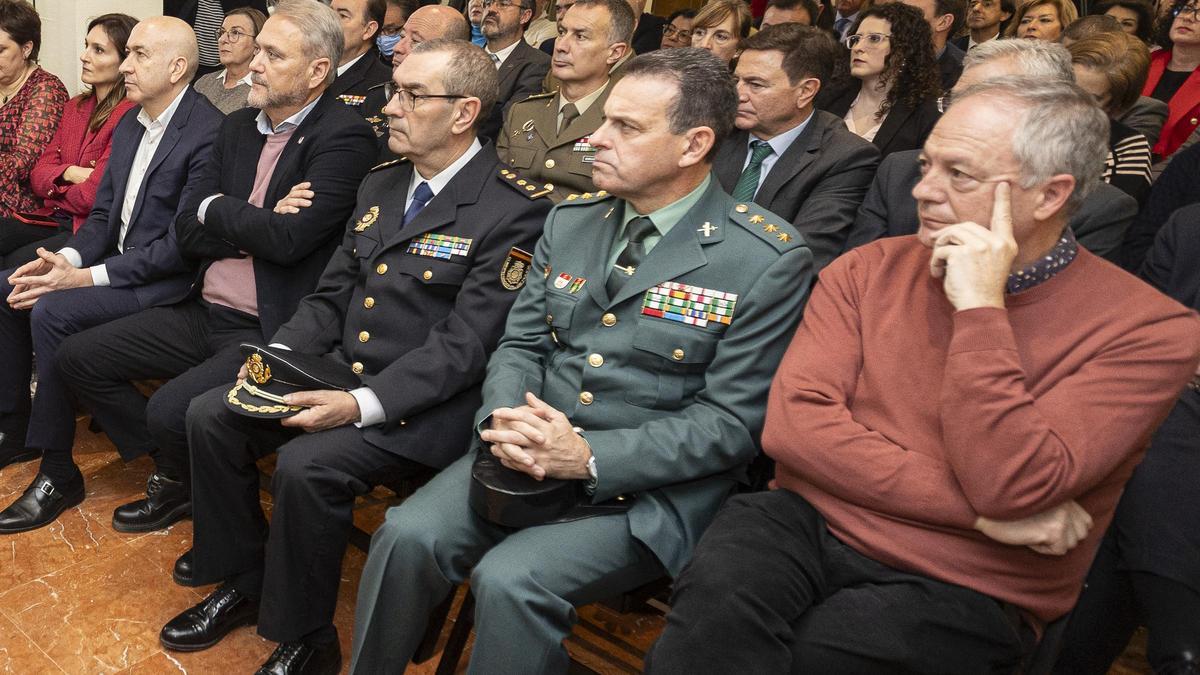 De derecha a izquierda, el exsubdelegado del Gobierno Carlos Sánchez, el coronel José Hernández Mosquera, el comisario provincial, Manuel Lafuente, el rector de UHM, Juanjo Ruiz, y el líder provincial del PSPV, Alejandro Soler, este martes en la toma de posesión de Juan Antonio Nieves como subdelegado.