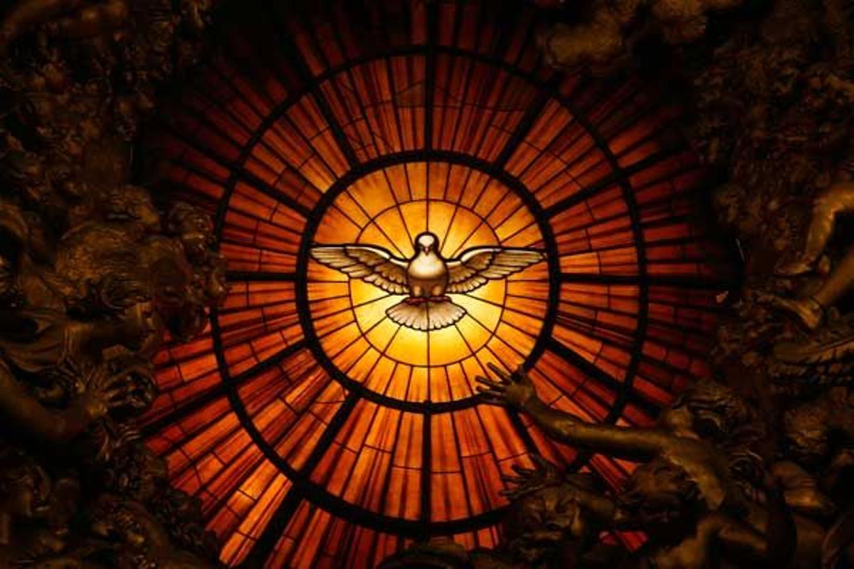 Detalle de una de las vidrieras de la Basílica de San Pedro que muestra al Espíritu Santo.