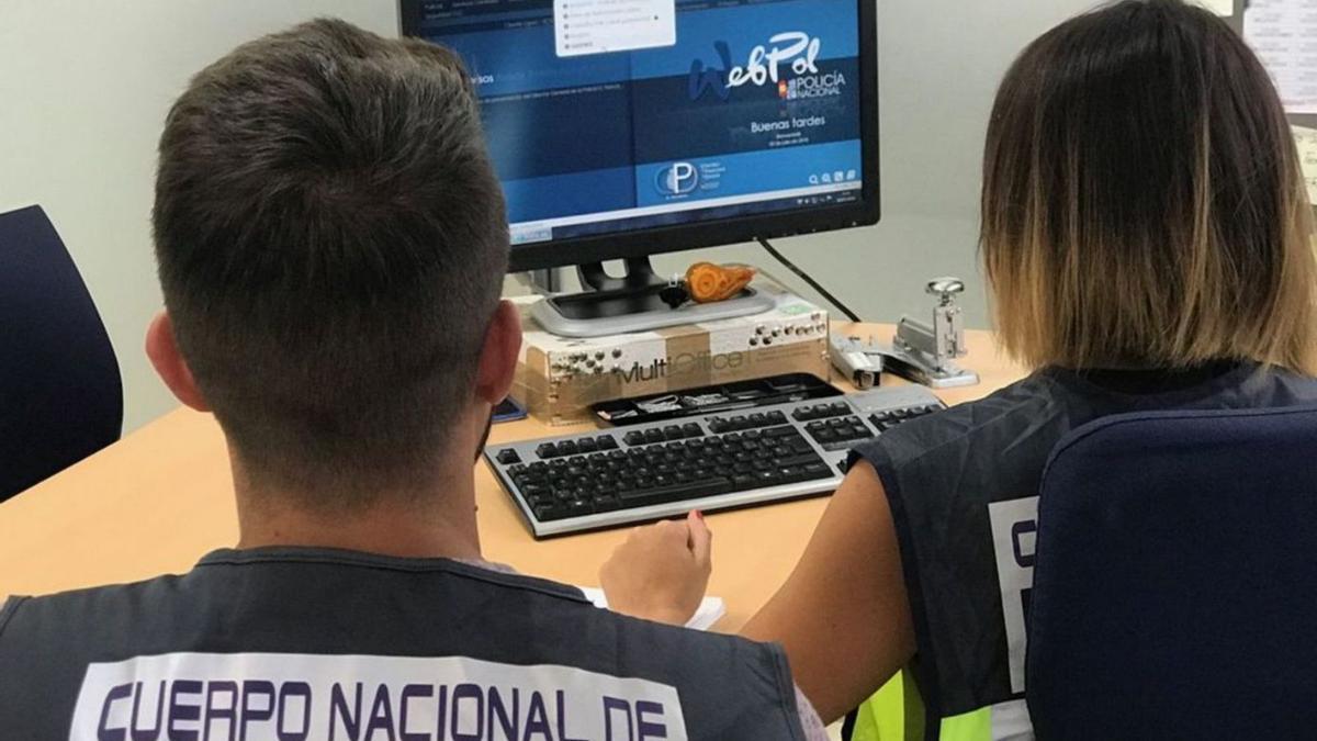 Agentes especializados en perseguir los ciberdelitos. |  P. N.
