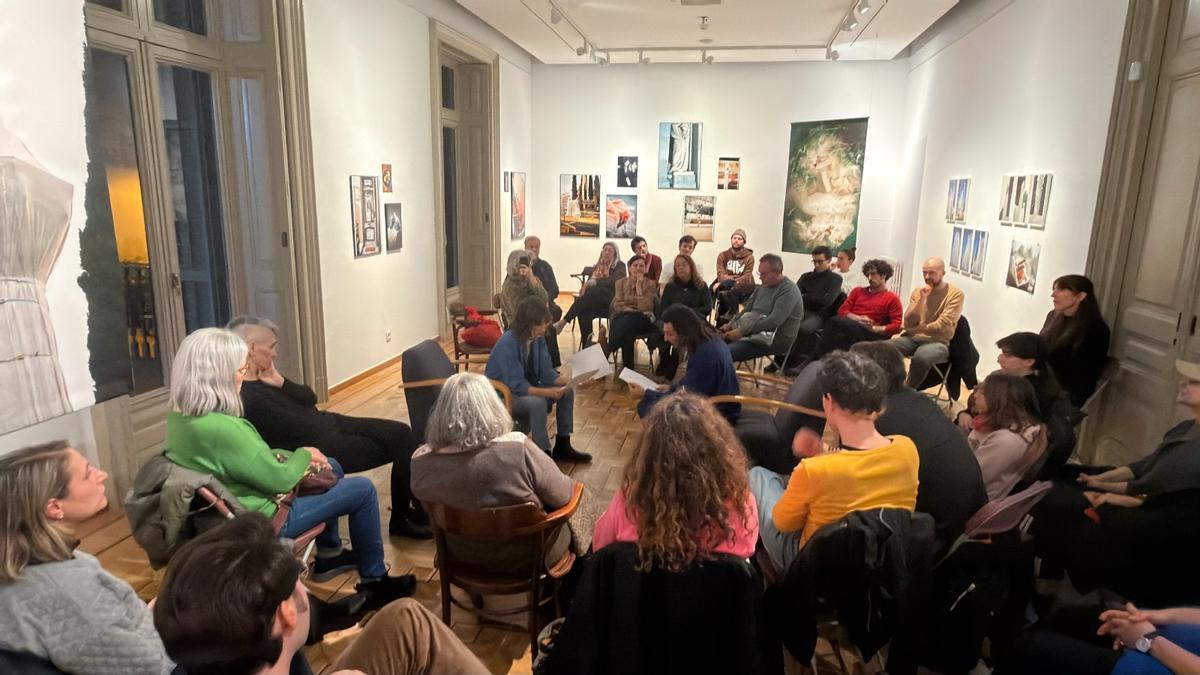 Marta Aguilar y Gabriel Ventura, durante la lectura de uno de los libros de exorcismos de Verdaguer.