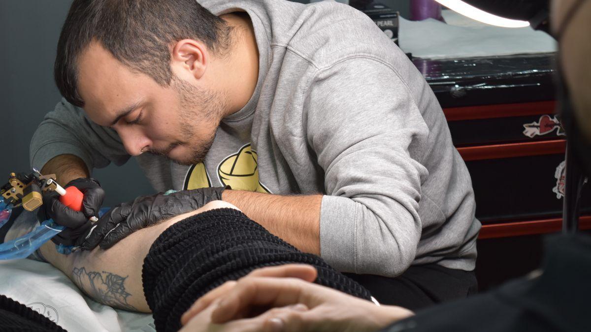 Imagen de un tatuador