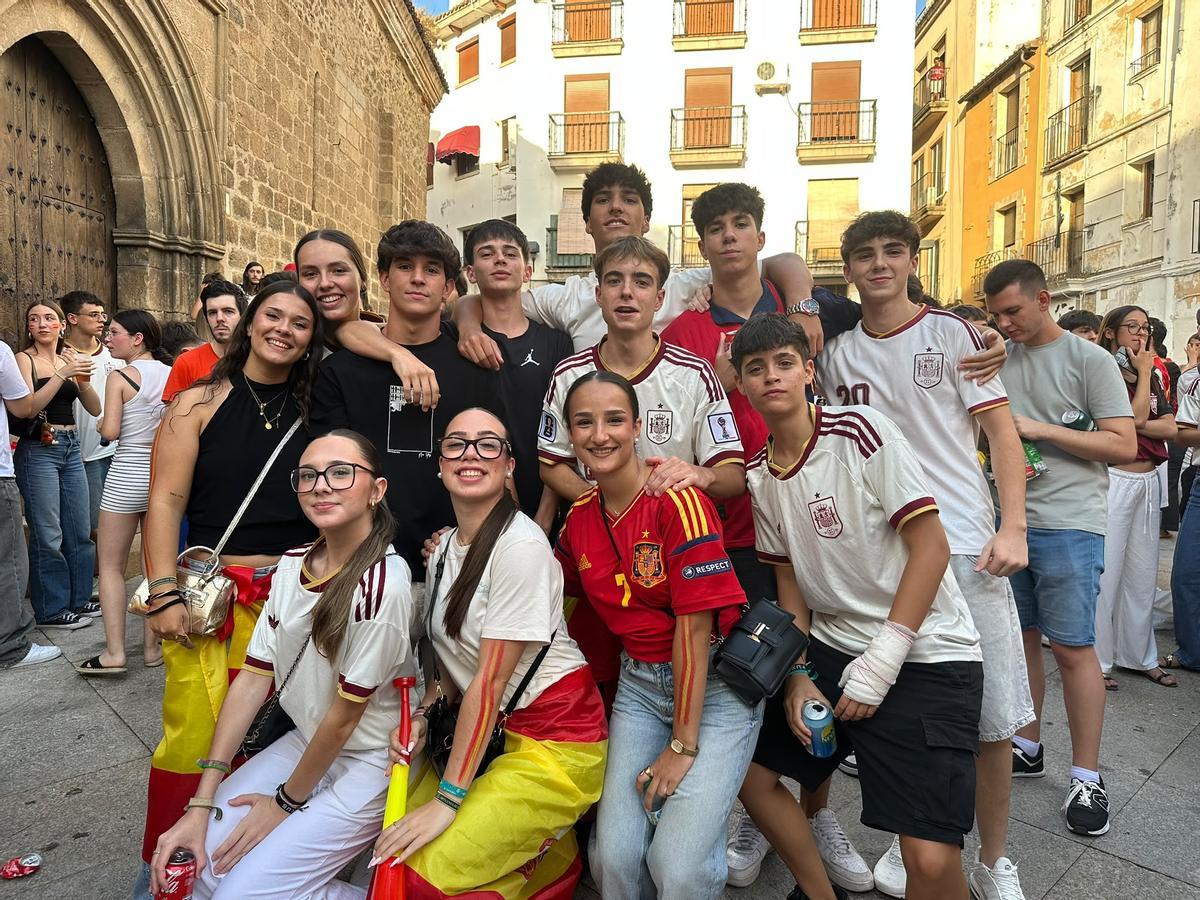 Aficionados placentinos en la Plaza de San Martín.
