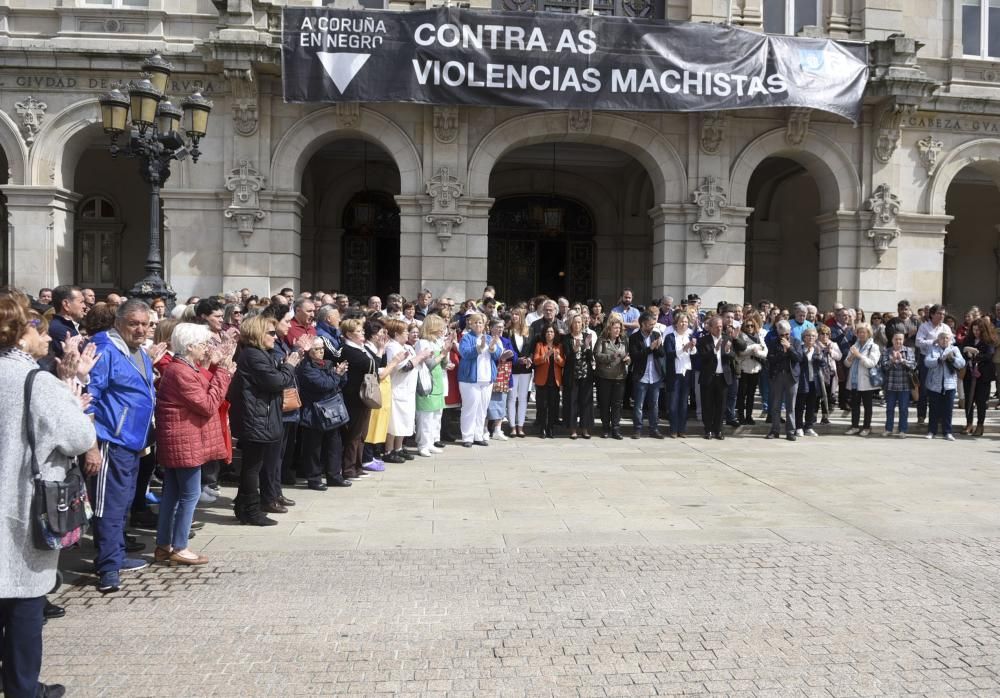 Minuto de silencio por el niño de A Coruña muerto