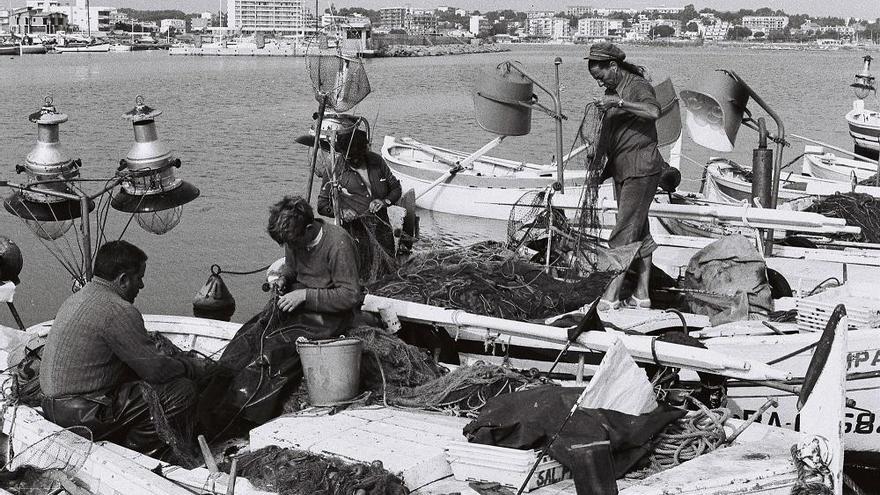Pescadors de l&#039;Escala reparant les xarxes a les seves barques.