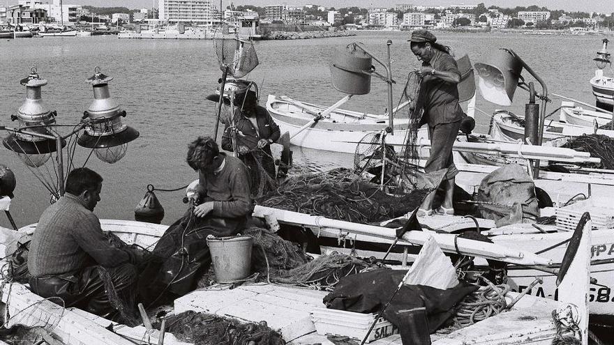 Pescadors de l'Escala reparant les xarxes a les seves barques.
