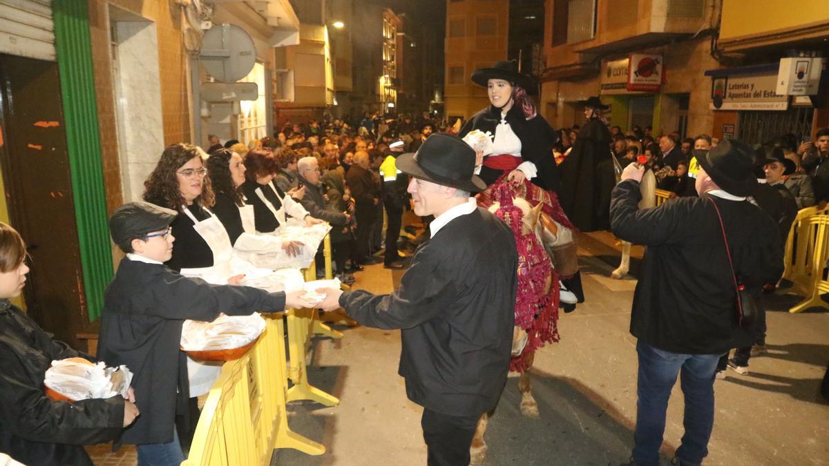 La bendición y reparto de 'prims', junto a la 'Matxà' y las hogueras constituyen los actos más tradicionales de Sant Antoni en l'Alcora.