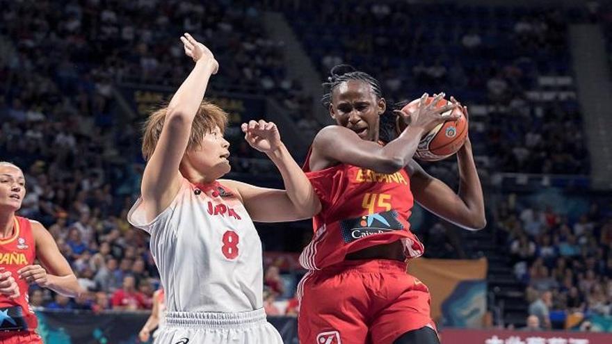 Astou Ndour en un partido contra Japón en el Mundial de baloncesto femenino de 2018