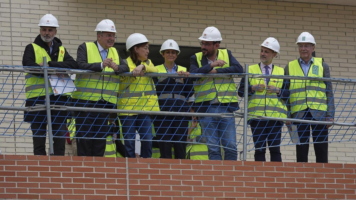 Les imatges de la visita de la ministra d'Habitatge a les obres de pisos protegits a Domeny