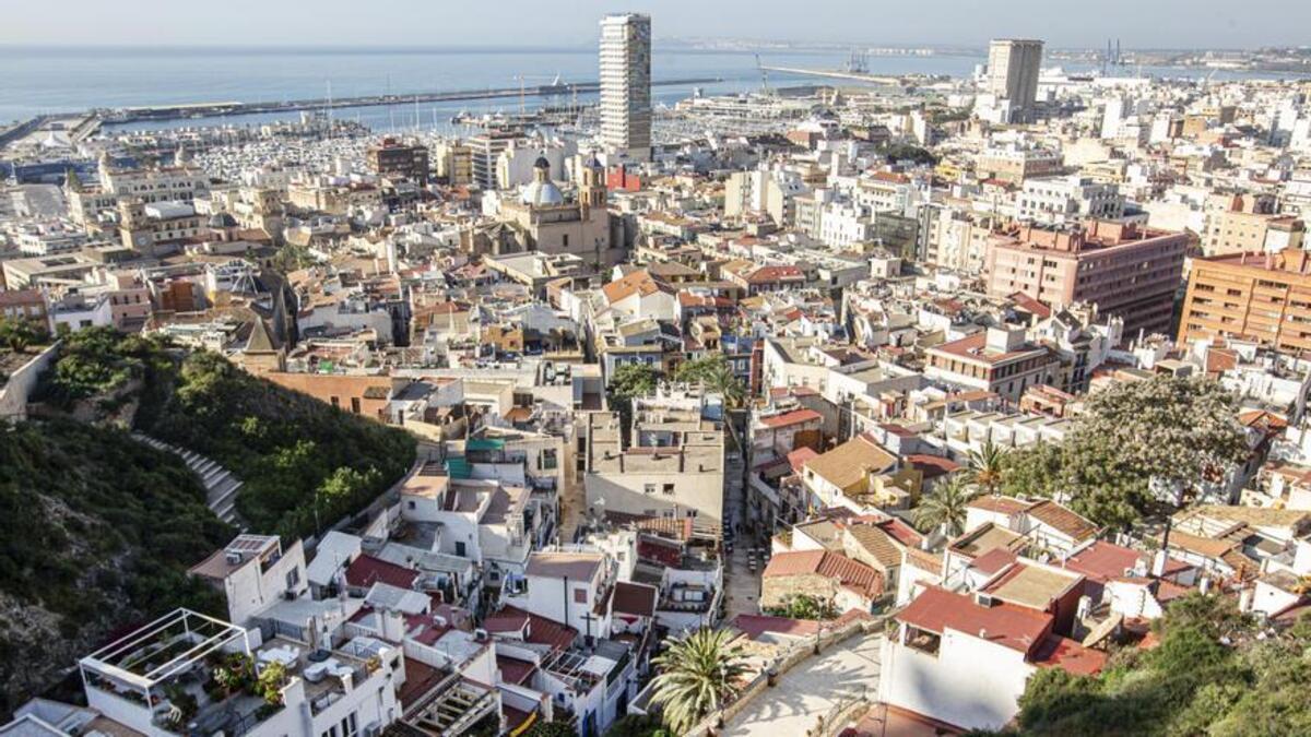 Vistas generales del barrio de Santa Cruz y la ciudad de Alicante.