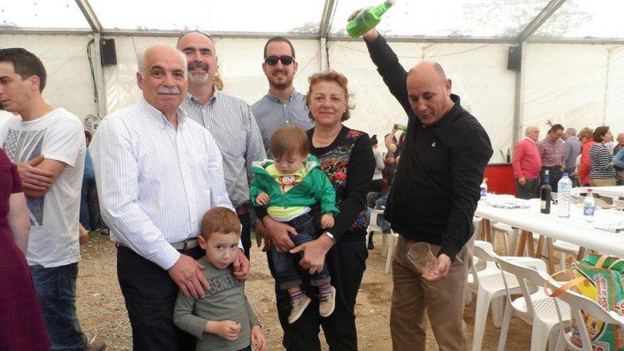 Ramón Martínez, Conrado Martínez, Abel Martínez, Norma Martínez y Nani Martín, junto a los pequeños Akon Iglesias y Alberto Martínez, animando la celebración con sidra. | m. g. salas