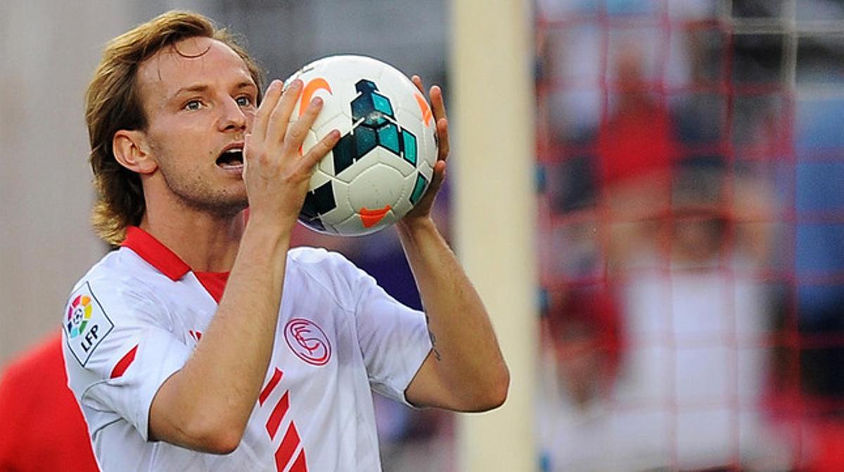 Ivan Rakitic durant un partit del Sevilla al Sánchez-Pizjuán, la temporada passada.