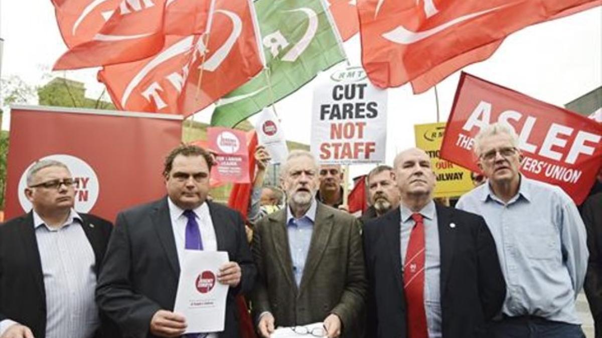 El candidato a las primarias de los laboristas británicos Jeremy Corbyn, en el centro de la imagen.