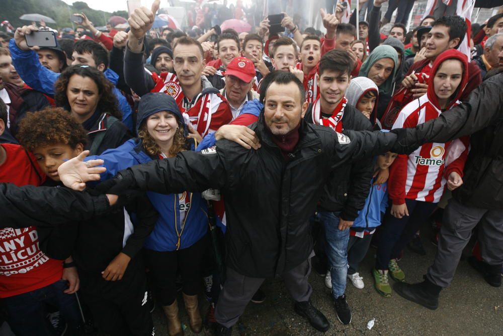 Centenars d'aficionats reben al Girona sota la pluja