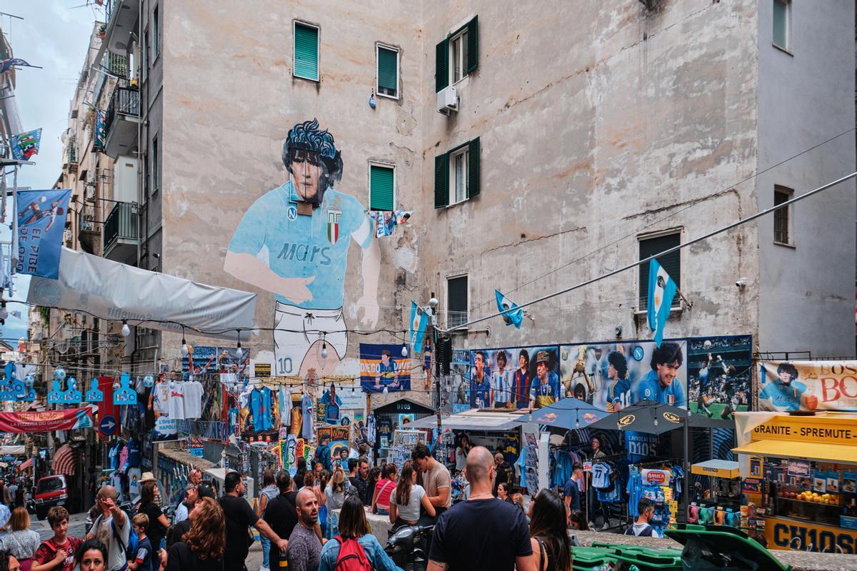 Maradona es el gran ídolo de Nápoles y este es el barrio al que acuden a venerale.