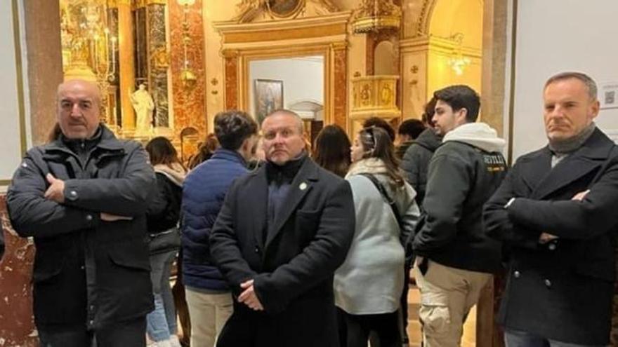 El inspector cesado (derecha) en uno de los &quot;grupos de protección&quot; a las puertas de la Basílica de Valencia.