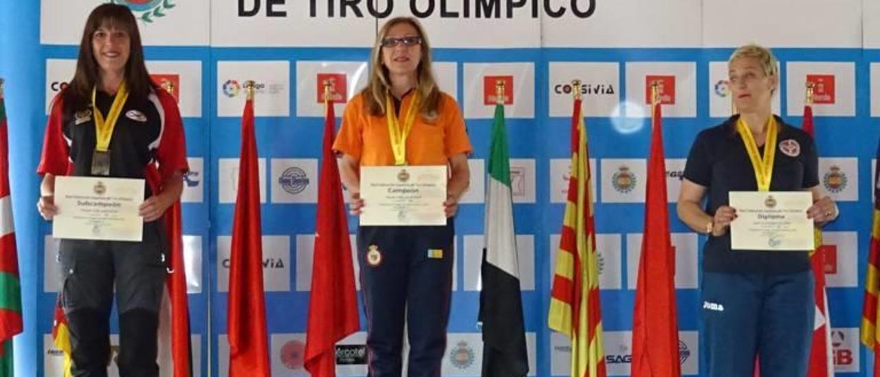 La deportista de Favara Claudia Gras, en lo más alto del podio del campeonato de Granada.