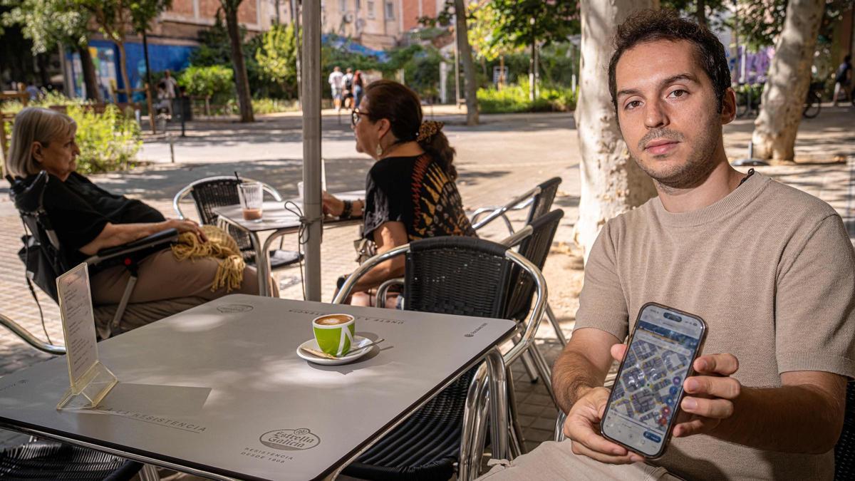 Josep Moragas, en una terraza, muestra en el móvil la web que ha creado, terrasses.cat, que indica en tiempo real si da el sol o si hace sombra en todas las terrazas de bares y restaurantes de Barcelona.