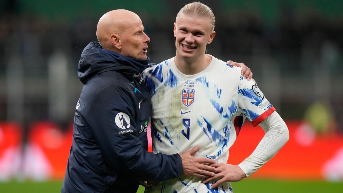 Solbakken, con Haaland tras ganar en Italia